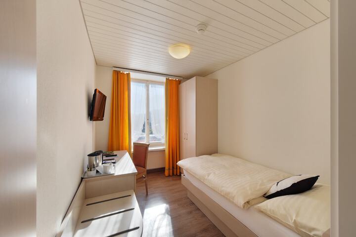 Room 4 of 37