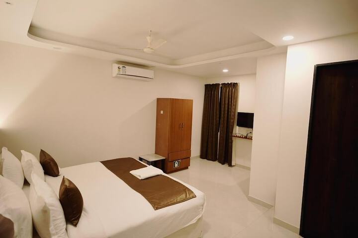 Room 4 of 10