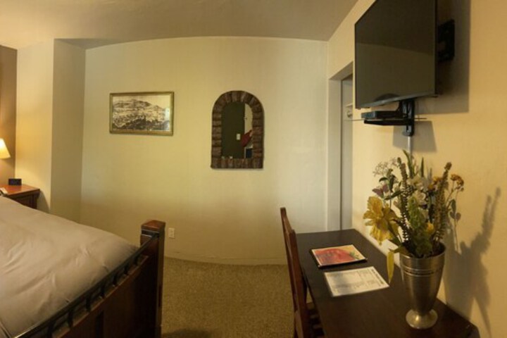 1 Queen Bed (19 of 47)