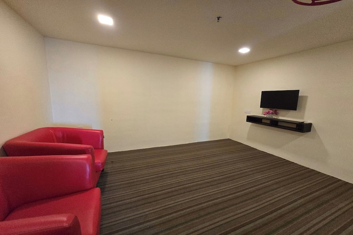 Lounge 44 of 51