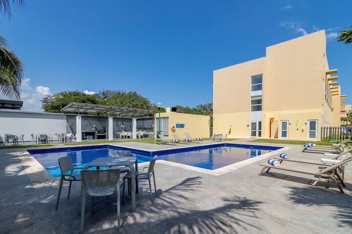 Pool Hotel