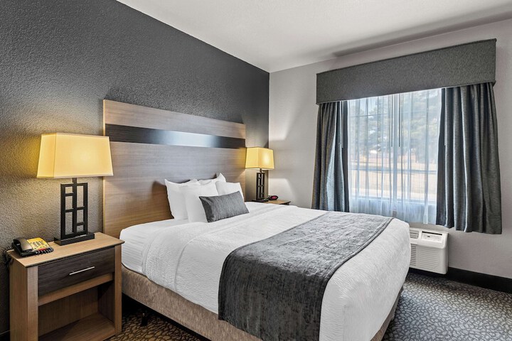 1 King Bed High Speed Internet Micrwave Refridgerator Coffee Maker Full Breakfast (7 of 27)