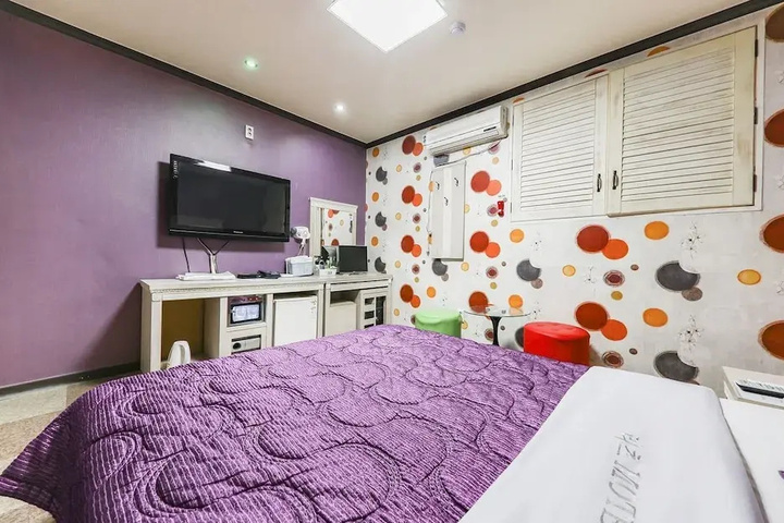 Room 3 of 10
