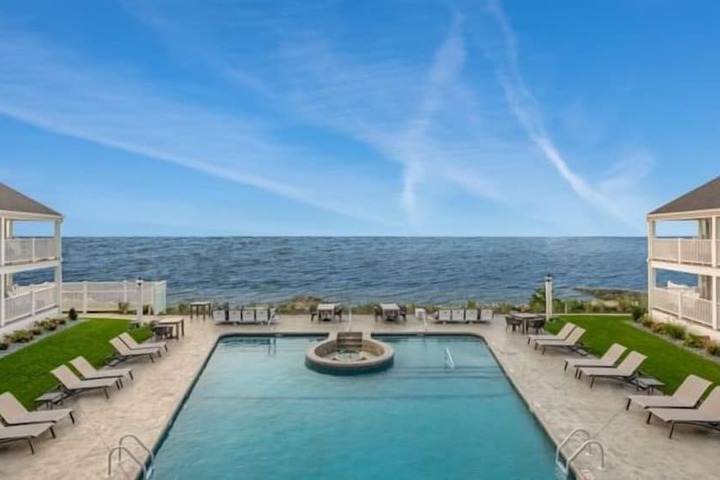 Swimming pool at Pelham House Resort