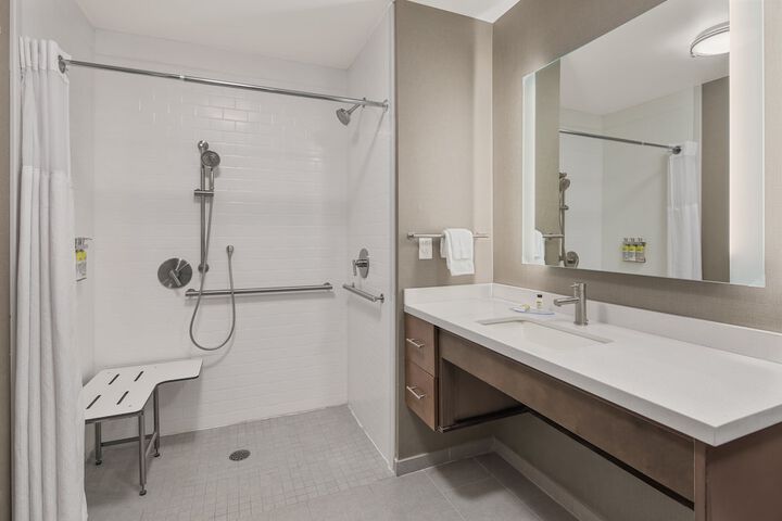 2 Bedroom Suite 1 King 2 Queen Accessible (8 of 22)