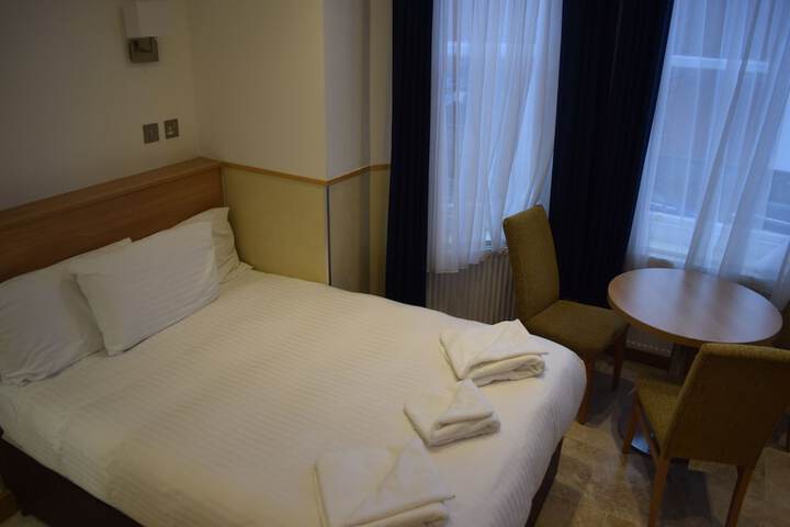 Room 8 of 90