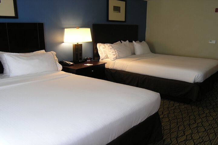 2 Queen Beds (6 of 9)