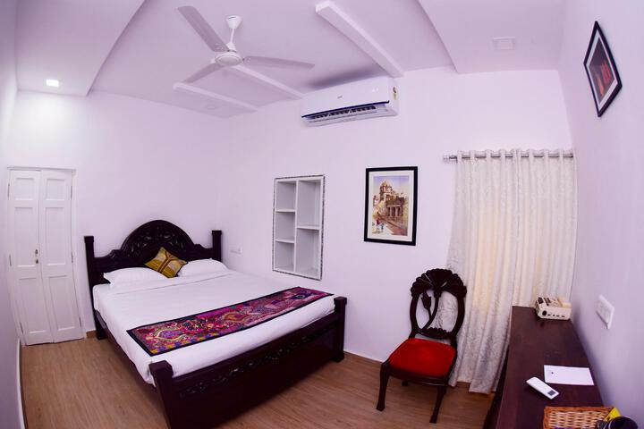 Room 5 of 18