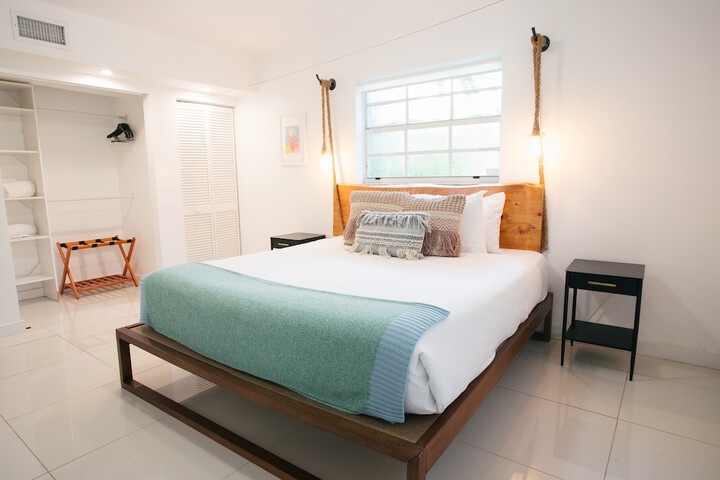 1 Queen Bed (5 of 18)