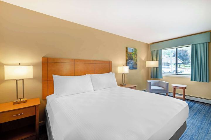 1 King Bed Sofa Bed Microwave and Refrigerator WiFi Full Breakfast (3 of 8)