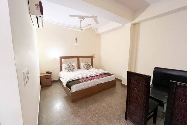 Room 4 of 7