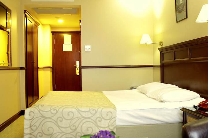 Room 9 of 114