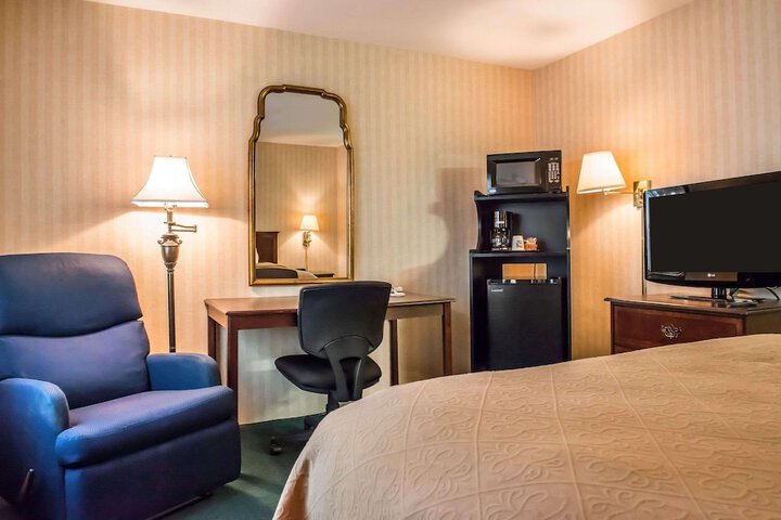 1 Queen Bed (7 of 15)