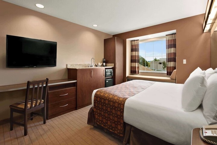Suite Accessible Queen Size Bed (3 of 12)