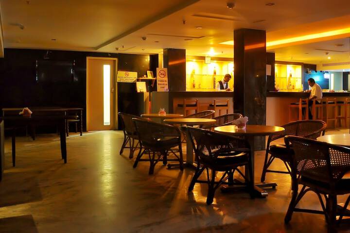 Lounge 21 of 33