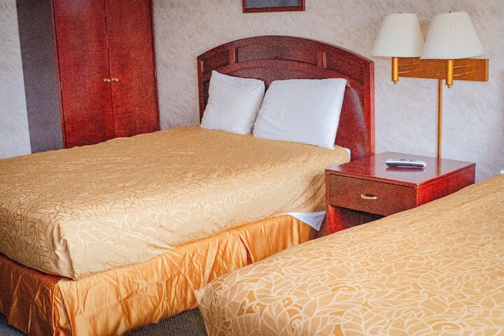 Deluxe Twin Beds (1 of 2)