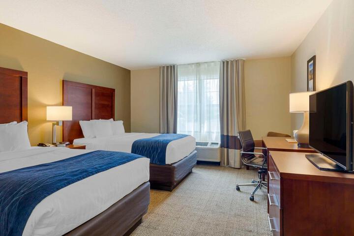 1 Queen Bed Accessible (1 of 19)