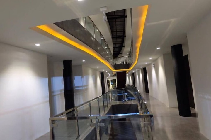 Ballroom/Hall 92 of 108