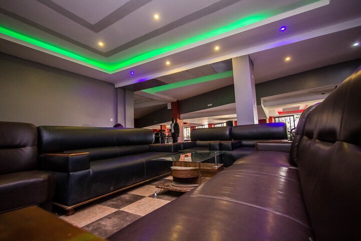 Lounge 86 of 97