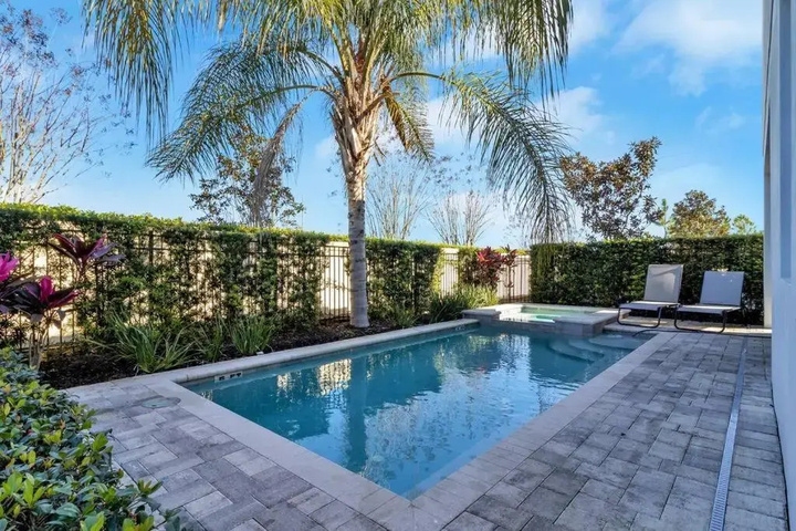 Pool 10 of 21