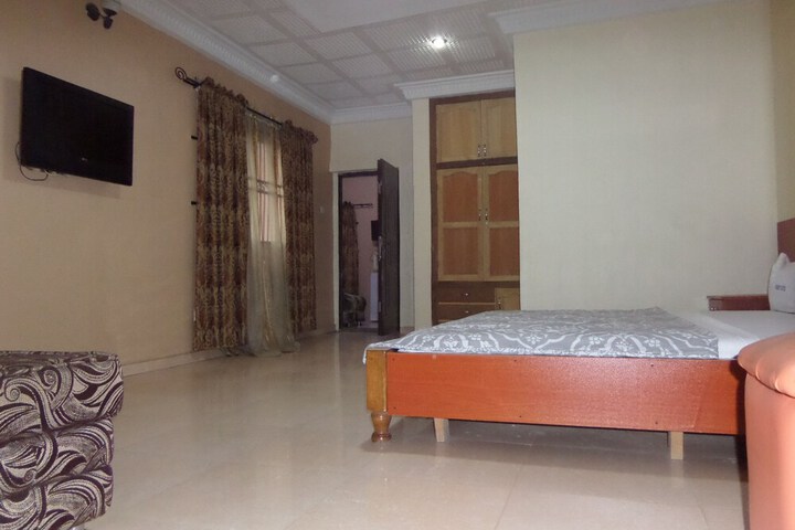 Room 15 of 28