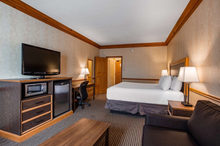 2 Queen Beds Electric Fireplace High Speed Internet Accessible Refrigerator, Coffee Maker Iron Full Breakfast (7 of 10)