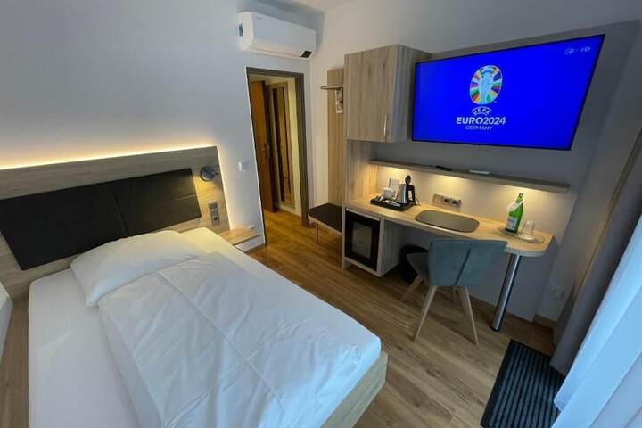 Room 8 of 32