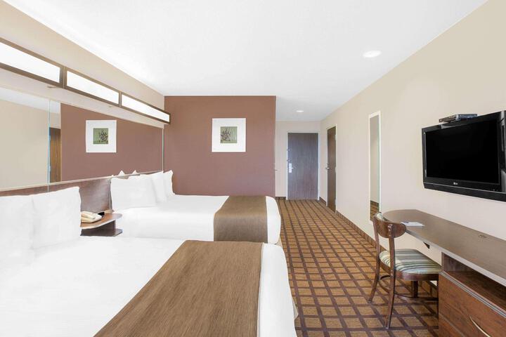 1 Queen Bed Accessible Room (5 of 19)