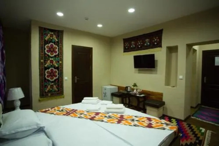 Room 4 of 16