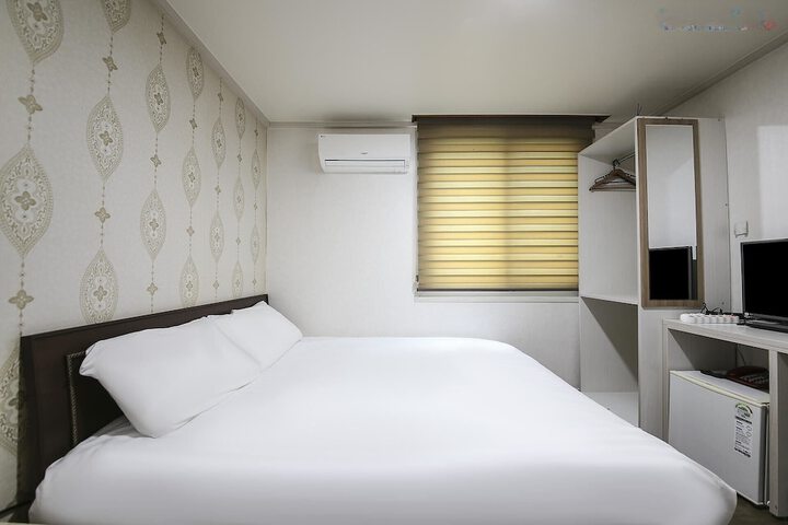 Room 7 of 13