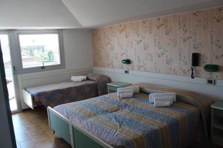 Room 6 of 28