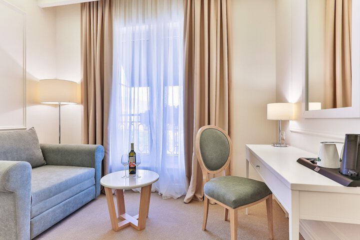 Room 5 of 20