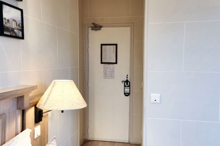 Room 52 of 142