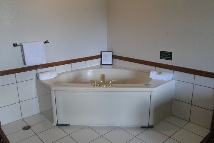 Hot Tub 24 of 38