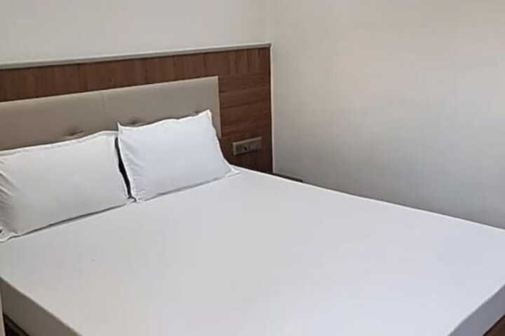 Room 4 of 9