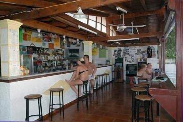 Lounge 6 of 8