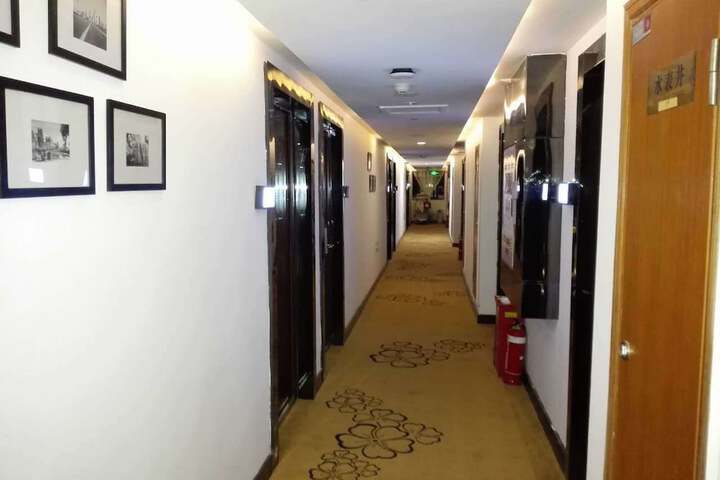 Ballroom/Hall 22 of 26