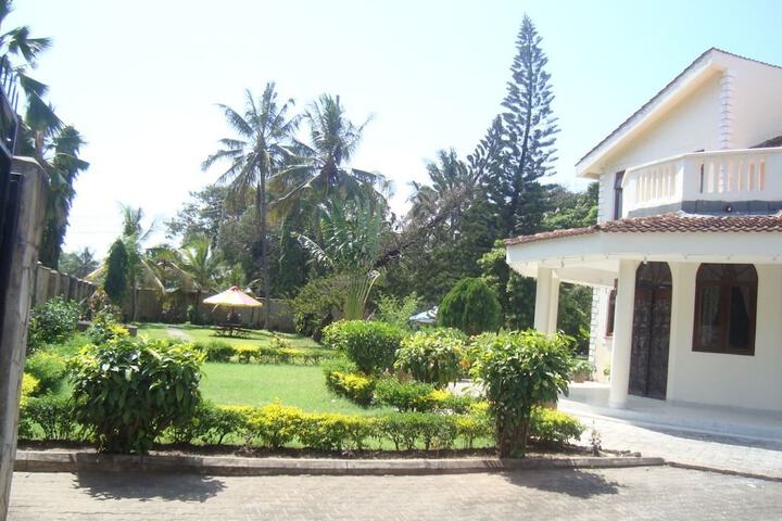 Hotel Exterior 2 of 15