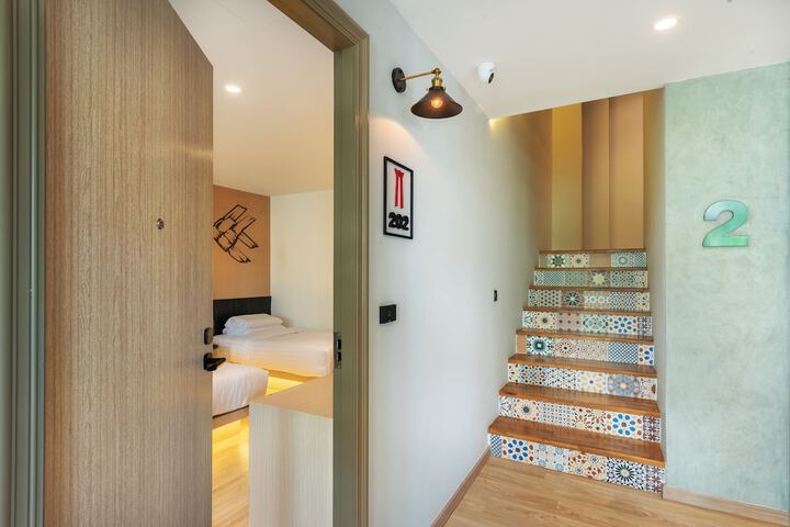 Room 6 of 90