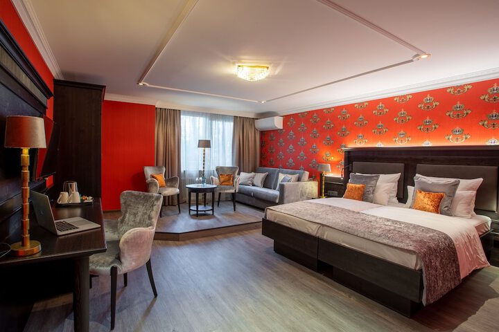 Room 16 of 40