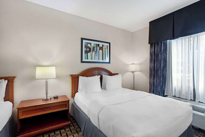 2 Queen Beds Desk Microwave, Refrigerator WiFi Full Breakfast (3 of 10)