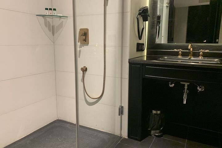 Room 25 of 43