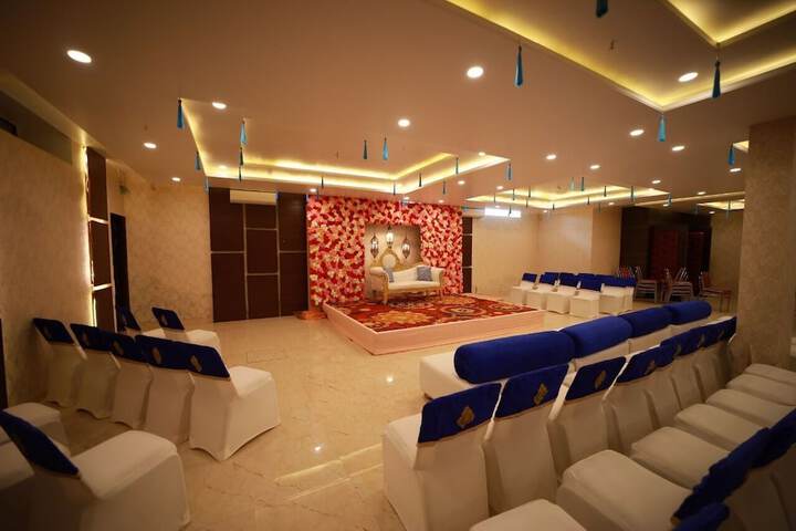 Ballroom/Hall 20 of 21