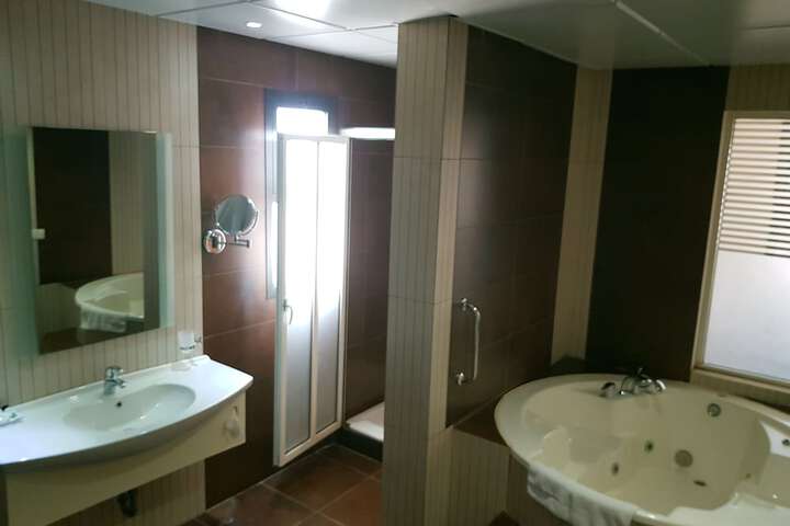 Room 34 of 64