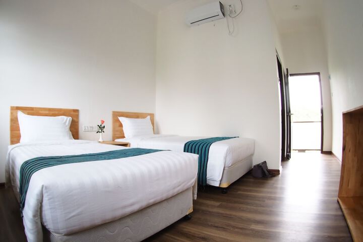 Room 6 of 33
