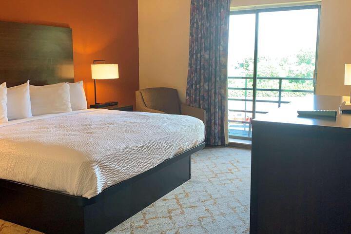 1 King Bed High Speed Internet Accessible Coffee Maker, Hairdryer Iron and Ironing Board Full Breakfast (13 of 14)
