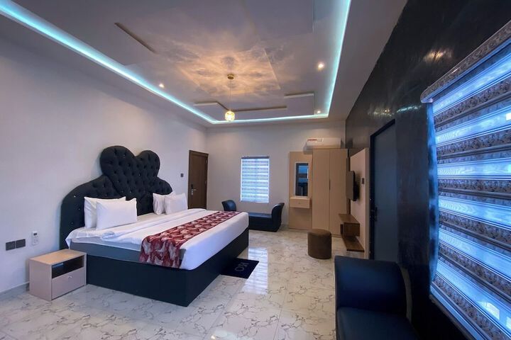 Room 12 of 27