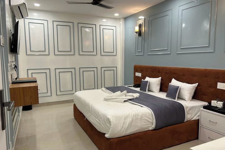 Room 7 of 14