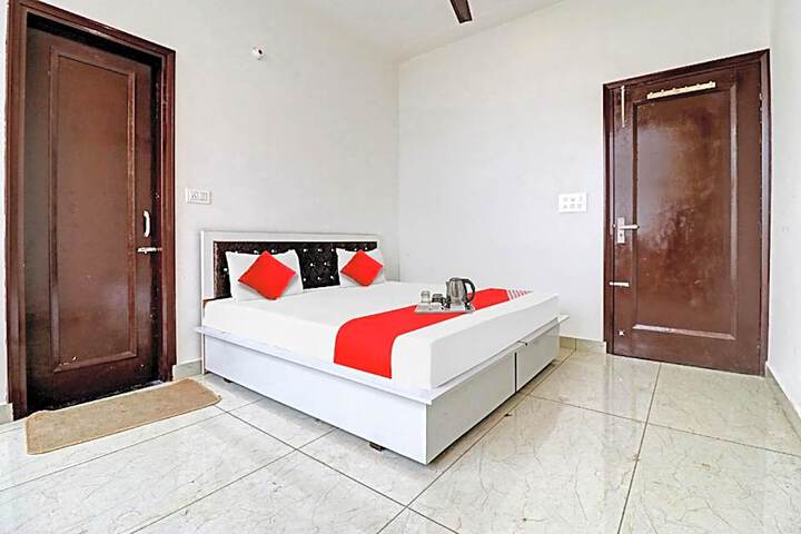 OYO 89266 Hotel Royal Inn