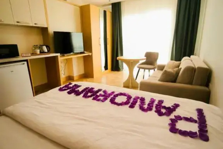 Room 4 of 16